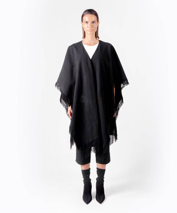 TOTAL BLACK PONCHO